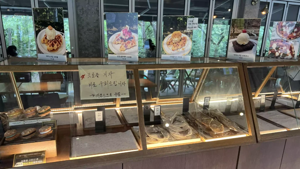남한산성-계곡-카페-개울테라스-빵-디저트-품절-후기 개울테라스 키오스크 앞 빵 진열대와 품절된 디저트들