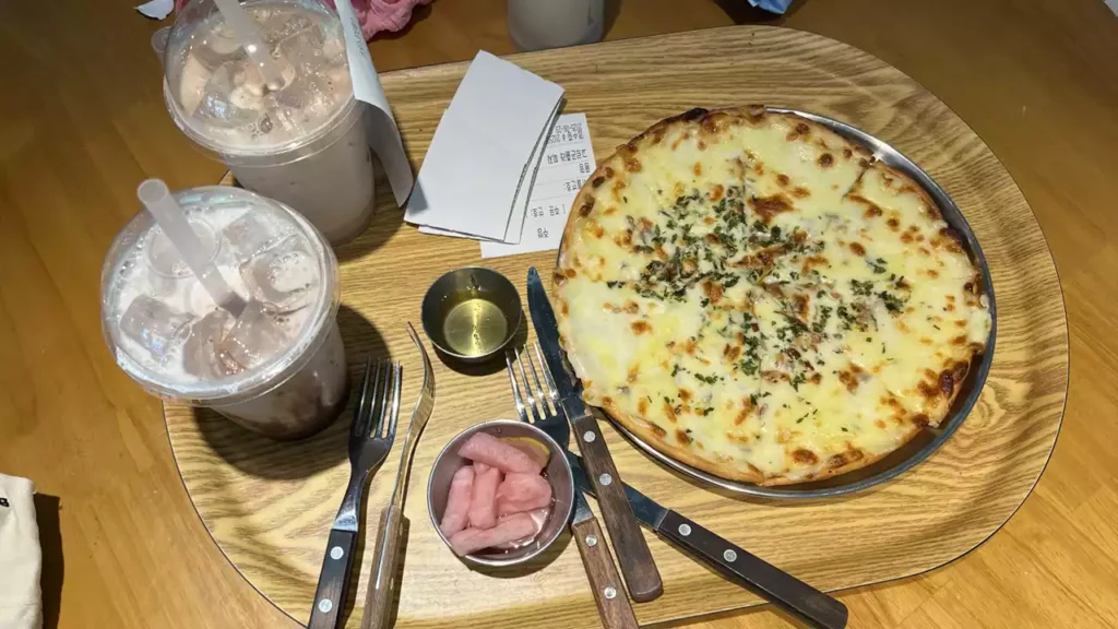 남한산성-계곡-카페-개울테라스-고르곤졸라피자-음료-리뷰 개울테라스에서 주문한 고르곤졸라 피자와 시원한 음료 세트