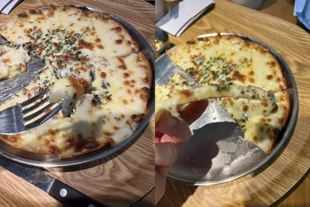 남한산성-계곡-카페-개울테라스-고르곤졸라피자-맛후기 개울테라스 고르곤졸라 피자 한 조각과 먹는 모습, 양은 적지만 맛은 일품