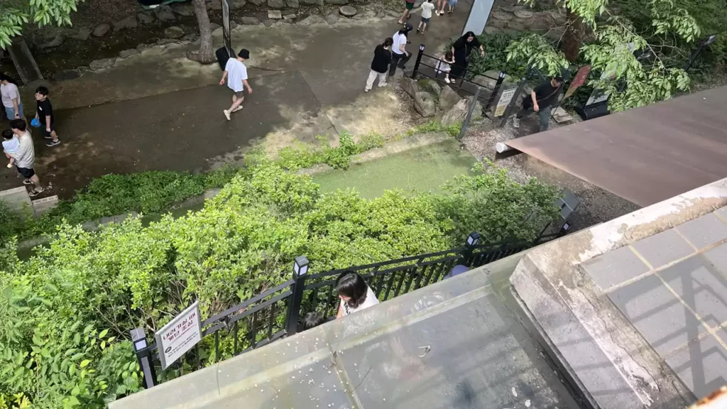 남한산성-계곡-카페-개울테라스-뒤쪽-계단-개울가-이동 개울테라스로 이어지는 남한산성 개울테라스 뒷길 계단과 사람들