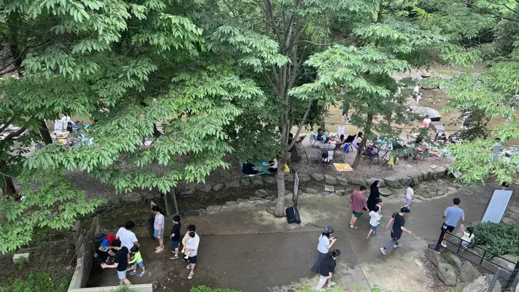 개울가-세족장-카페화장실-씻는공간 개울가에서 올라오는 길목과 간이 세족장, 사람들이 세척 중인 모습