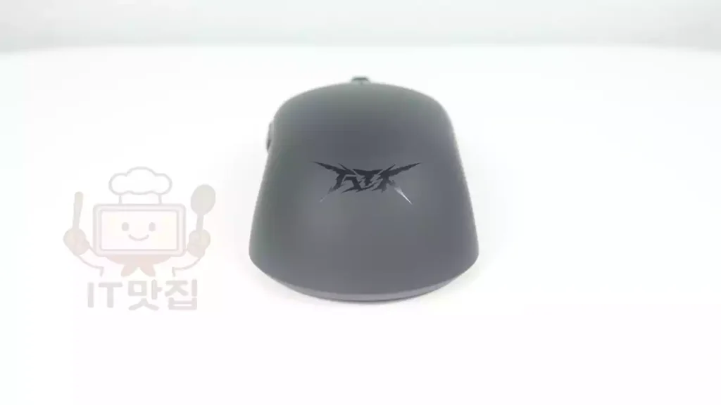 atk-u2-plus-마우스-후면-로고 ATK U2 Plus 무선 마우스 후면에 인쇄된 브랜드 로고 클로즈업