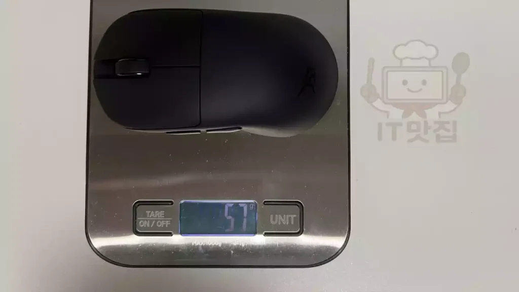ATK U2 Plus 마우스 무게 측정기로 측정된 57g 표시 화면