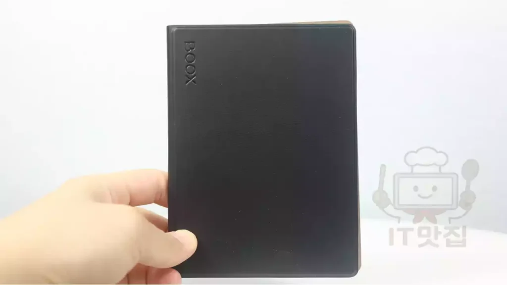 오닉스-포크6s-전용-북커버-외형-디자인 오닉스 포크6S 전용 커버를 손에 든 모습, 검정 가죽 질감 강조