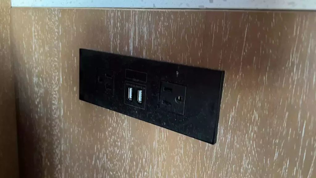 괌 크라운 플라자 리조트 객실 내 110V 콘센트와 USB 충전 포트